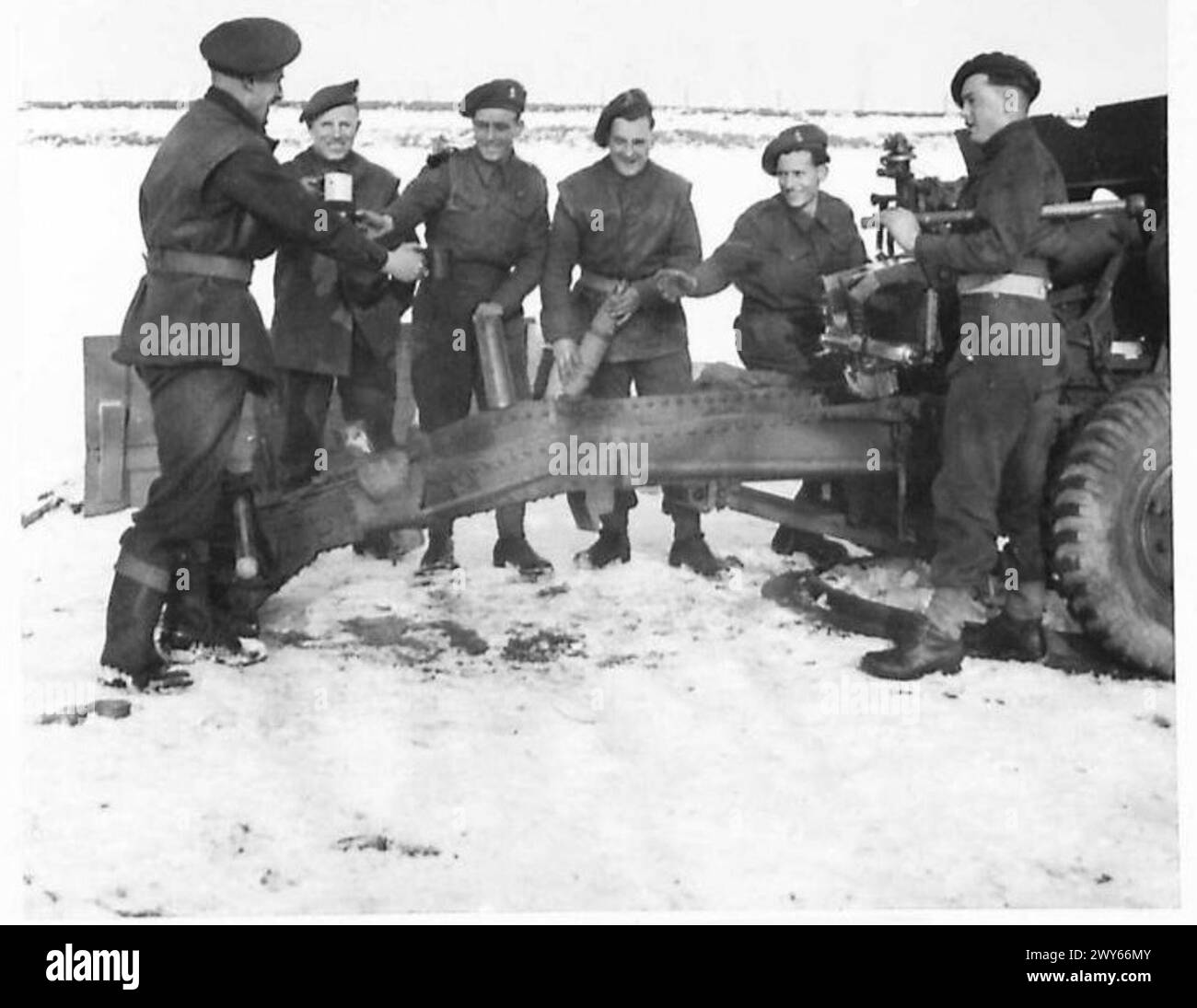 Mitglieder einer Einheit der britischen Armee, darunter GNR I.A. Johnson und Sgt Prewett, teilen sich während der Operationen unter Aufsicht der 21. Armee-Gruppe Tee zwischen den Schießeinheiten. Stockfoto