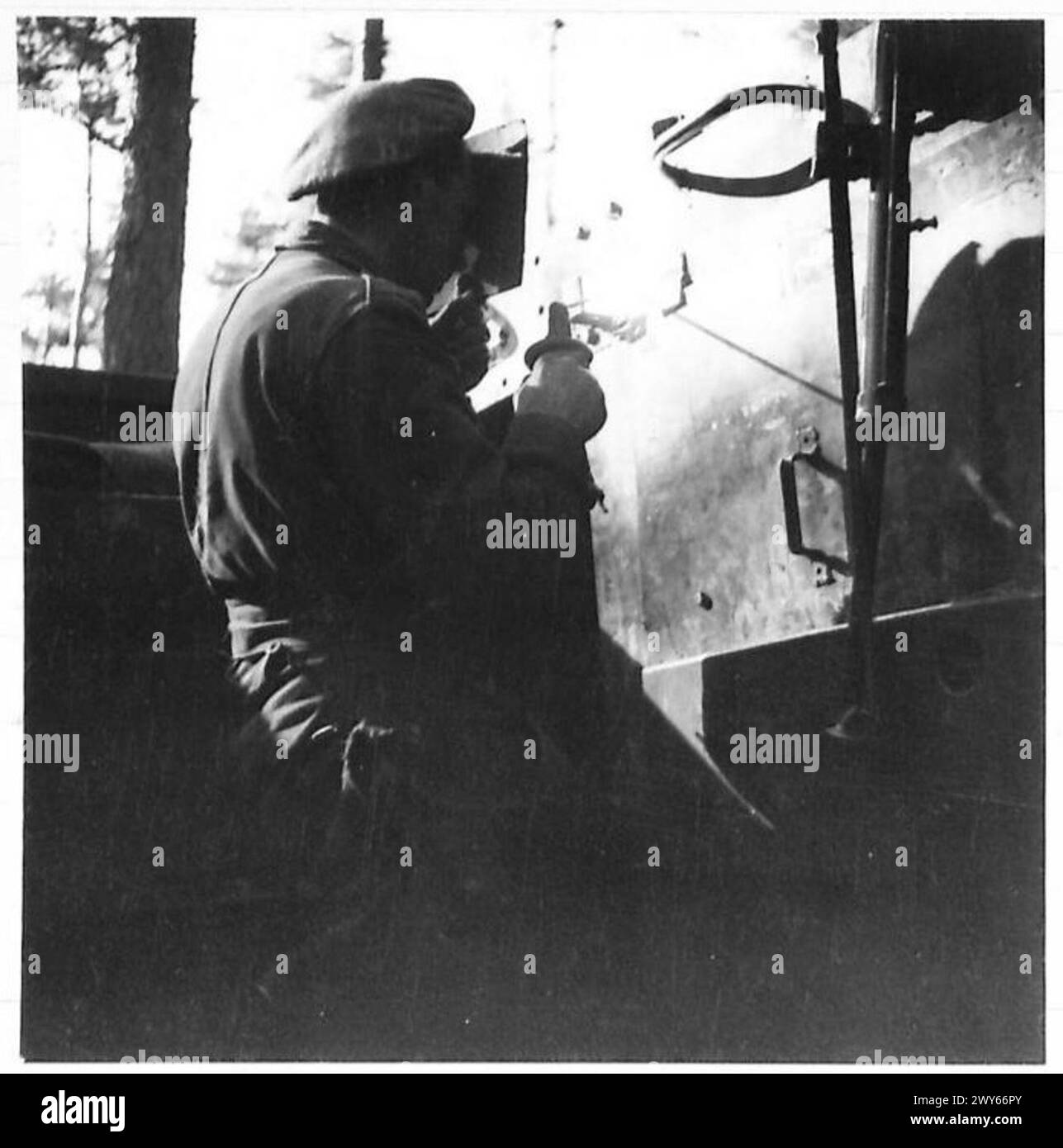 Lieut. Colonel Jolly wünscht seinen Männern viel Glück, als die britische Flagge bereit ist, den Rhein zu überqueren, was die Operationen in zwei Kriegen markiert, die von der britischen Armee, 21. Armeegruppe beobachtet wurden. Stockfoto