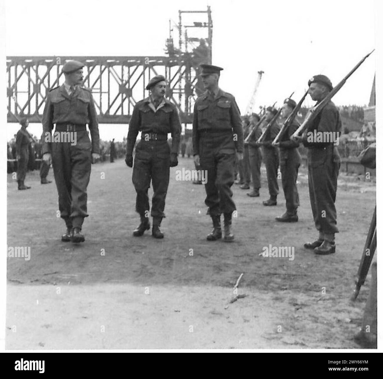 Major General D.J. McMullen inspiziert eine Ehrenwache von Sappers während der Überbrückung des Flusses Ijssel bei Deventer, British Army of the Rhein. Stockfoto