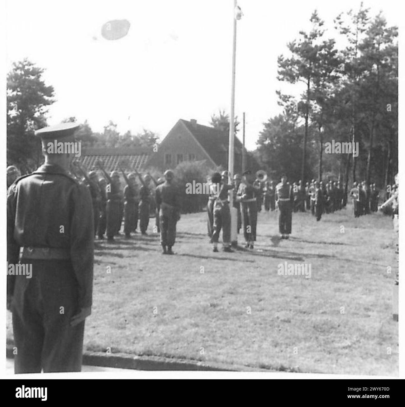 Britische Truppen übernehmen Verantwortung von amerikanischen Truppen bei Hilden, die durch das Hissen der Flagge von Union Jack gekennzeichnet sind. Stockfoto