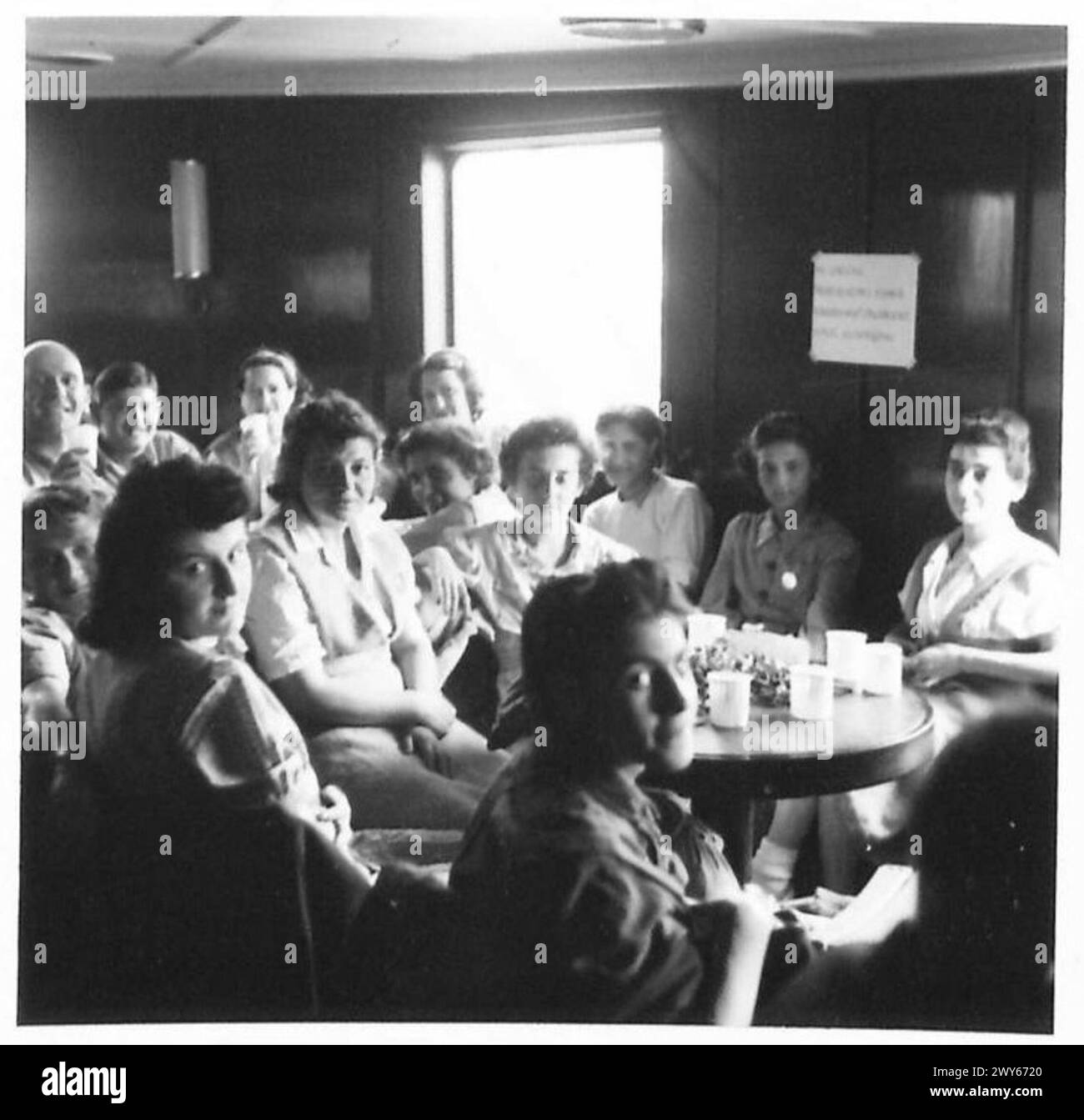 Eine Gruppe von Frauen reist an Bord der Kronprinzessin Ingrid von Belsen nach Schweden, wahrscheinlich als Teil des Nachkriegs-Transports und der Evakuierung. Stockfoto