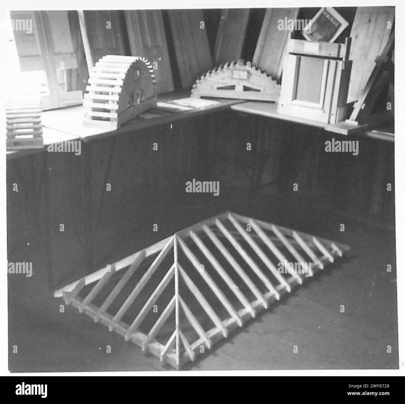 Die Schüler der 30. Corps Trade School stellen verschiedene technische Modelle vor, die sie gebaut haben. Stockfoto