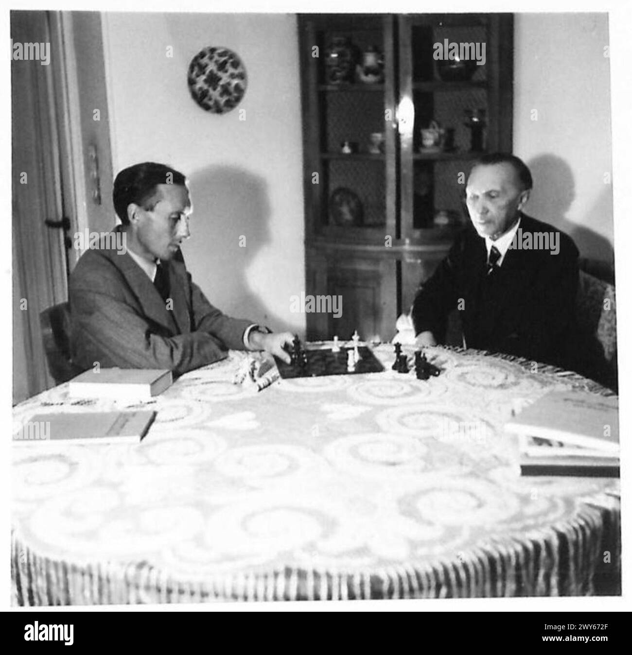 Der Oberbürgermeister von Köln und sein Sohn Max spielen Schach, während die Zivilverwaltung unter Aufsicht der Britischen Rheinarmee neu organisiert wird. Stockfoto