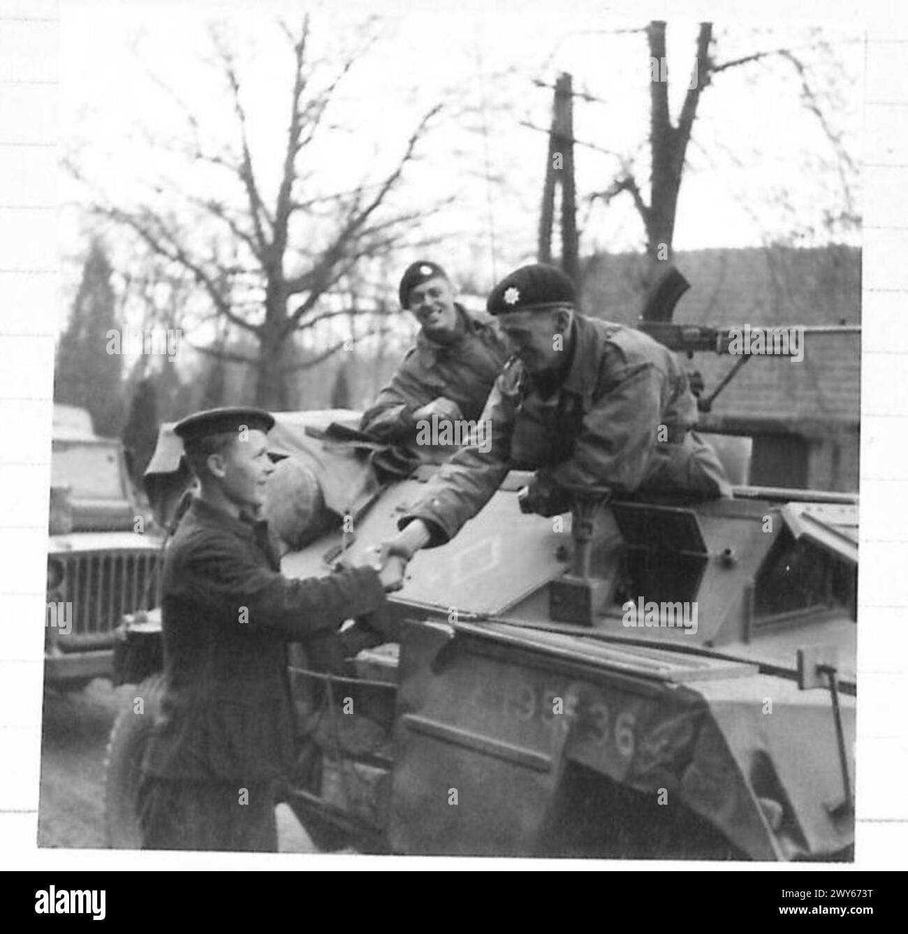 R.S.M.C. Knowles von der Panzerdivision der Garde spricht mit einem befreiten 19-jährigen russischen Soldaten, der während des Vormarsches der Division Sklavenarbeiter auf einem deutschen Bauernhof war. Stockfoto R.S.M.C. Knowles von der Panzerdivision der Garde spricht mit einem befreiten 19-jährigen russischen Soldaten, der während des Vormarsches der Division Sklavenarbeiter auf einem deutschen Bauernhof war. Stockfoto