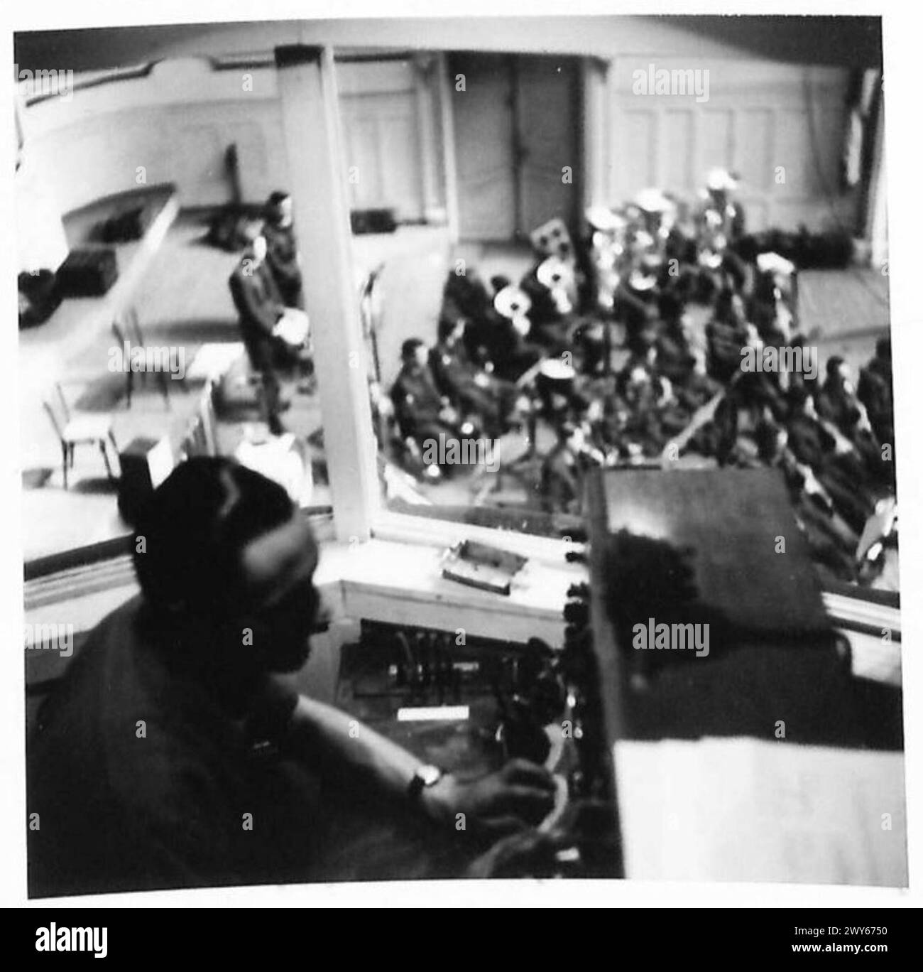 Die Royal Canadian Air Force Band trat bei einer Probe in einem großen Hamburger Konzertsaal im Rahmen einer Tournee durch die British Zone auf. Die Band spielt Tanz und semiklassische Musik, mit einigen Auftritten für deutsche Zivilisten und Rundfunksendungen. Stockfoto