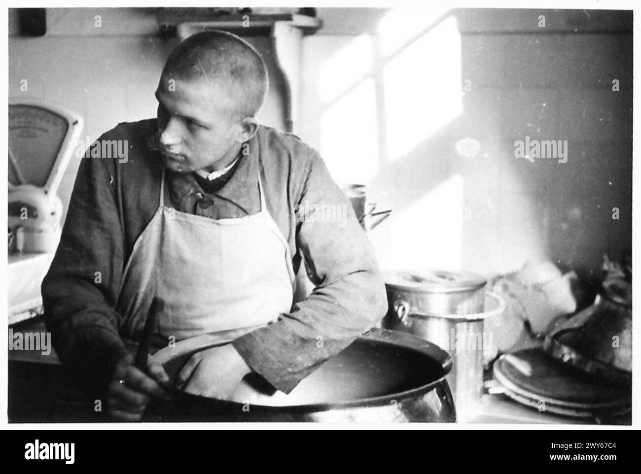 Deutsche Zivilisten werden von britischen Militärregierungsbeamten als Teil der Post-Liberation-Administration, British Army, 21st Army Group untersucht. Stockfoto