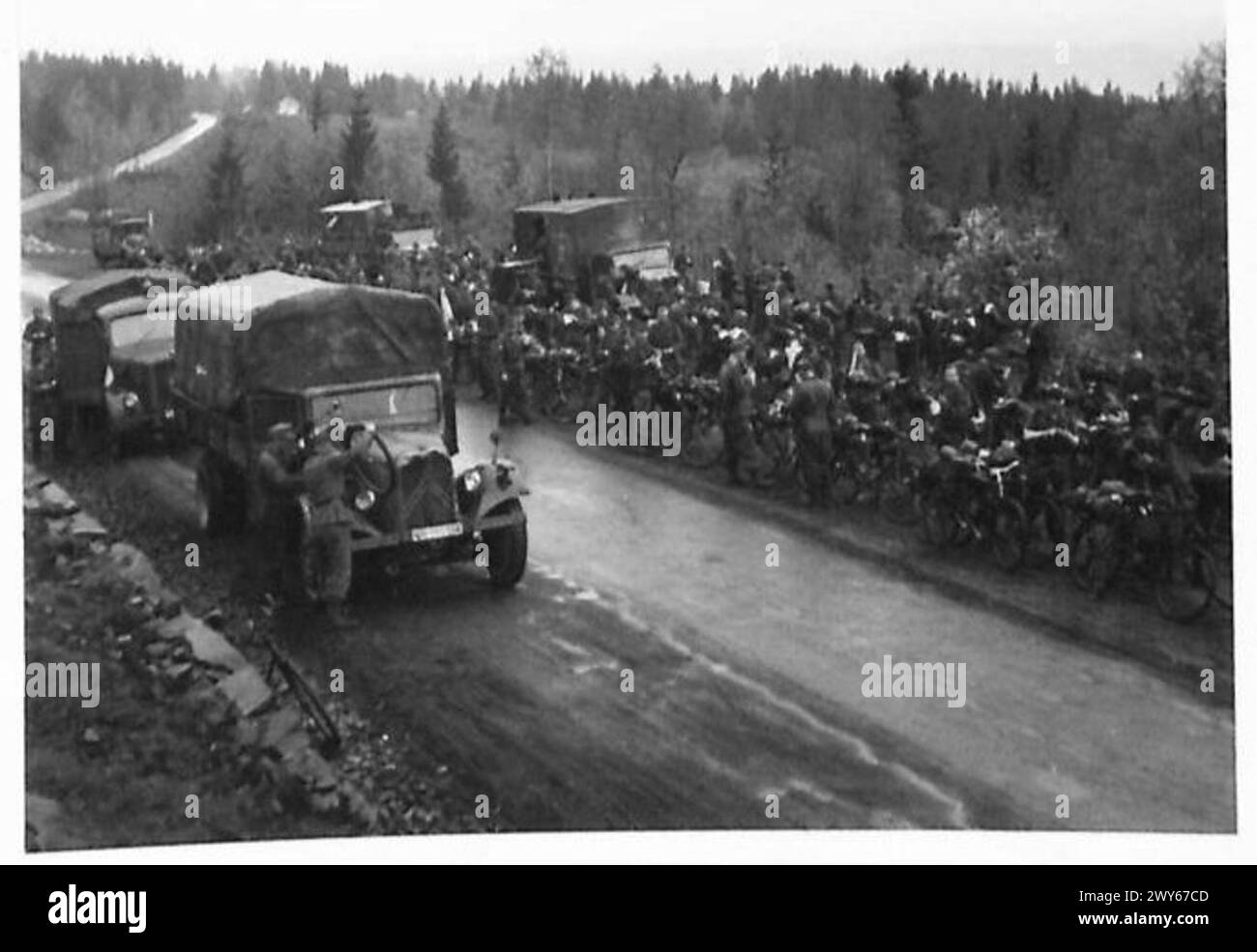 SZENEN IN NORWEGEN - deutsche Bergtruppen verlassen Oslo, halten am Straßenrand für Essen. Britische Armee, 21. Armeegruppe Stockfoto