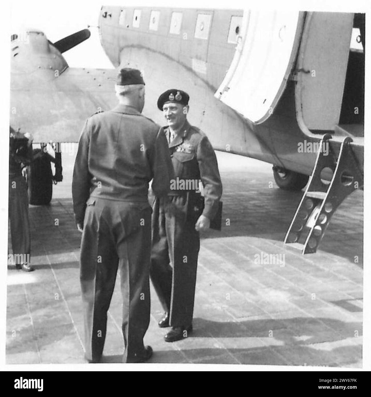 Feldmarschall Montgomery trifft auf dem Flugplatz ein und wird von General Omar Bradley während der Präsentation der britischen Auszeichnungen an amerikanische Offiziere und Männer empfangen. Britische Armee, 21. Armeegruppe anwesend. Stockfoto