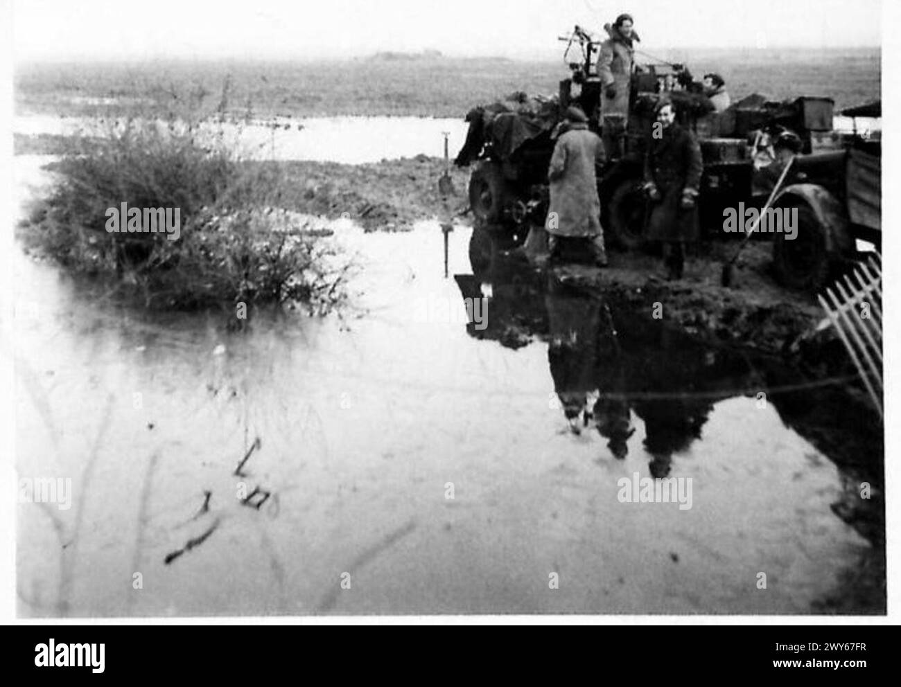 WETTERBEDINGUNGEN - Sgt. E. Worby (Romford) von 89 LAA Regt 308 Bty und sein S Bofors Geschützteam sind mehr oder weniger an Land gestürzt. Britische Armee, 21. Armeegruppe Stockfoto