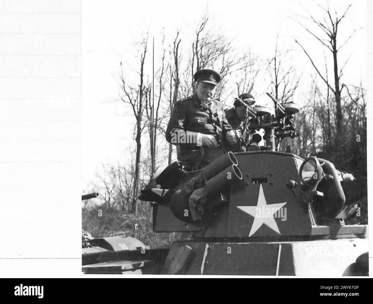 Winston Churchill wird in einem gepanzerten Wagen während der Operationen der britischen Armee in Nordwesteuropa (1944–1946) mit der 21st Army Group beobachtet. Stockfoto