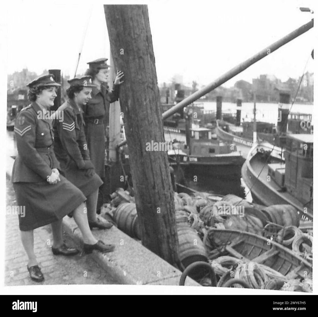 A.T.S. TRAINIERTE N.A.F.I. MÄDCHEN [IN HAMBURG] - nach dem Mittagessen laufen die Mädchen zu den Docks, um die Schifffahrt zu beobachten. Britische Armee, 21. Armeegruppe Stockfoto