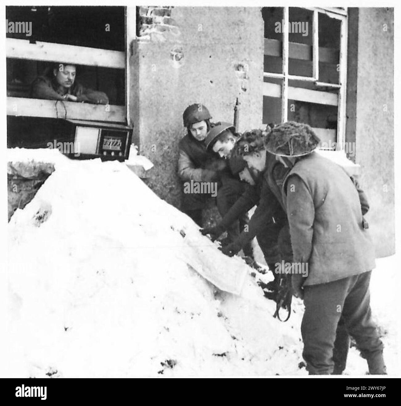 Männer des 1. Royal Norfolk Regiments, 185 Infanterie Brigade, 3. Britischen Division, hören Radio-Updates über den russischen Vormarsch. Stockfoto