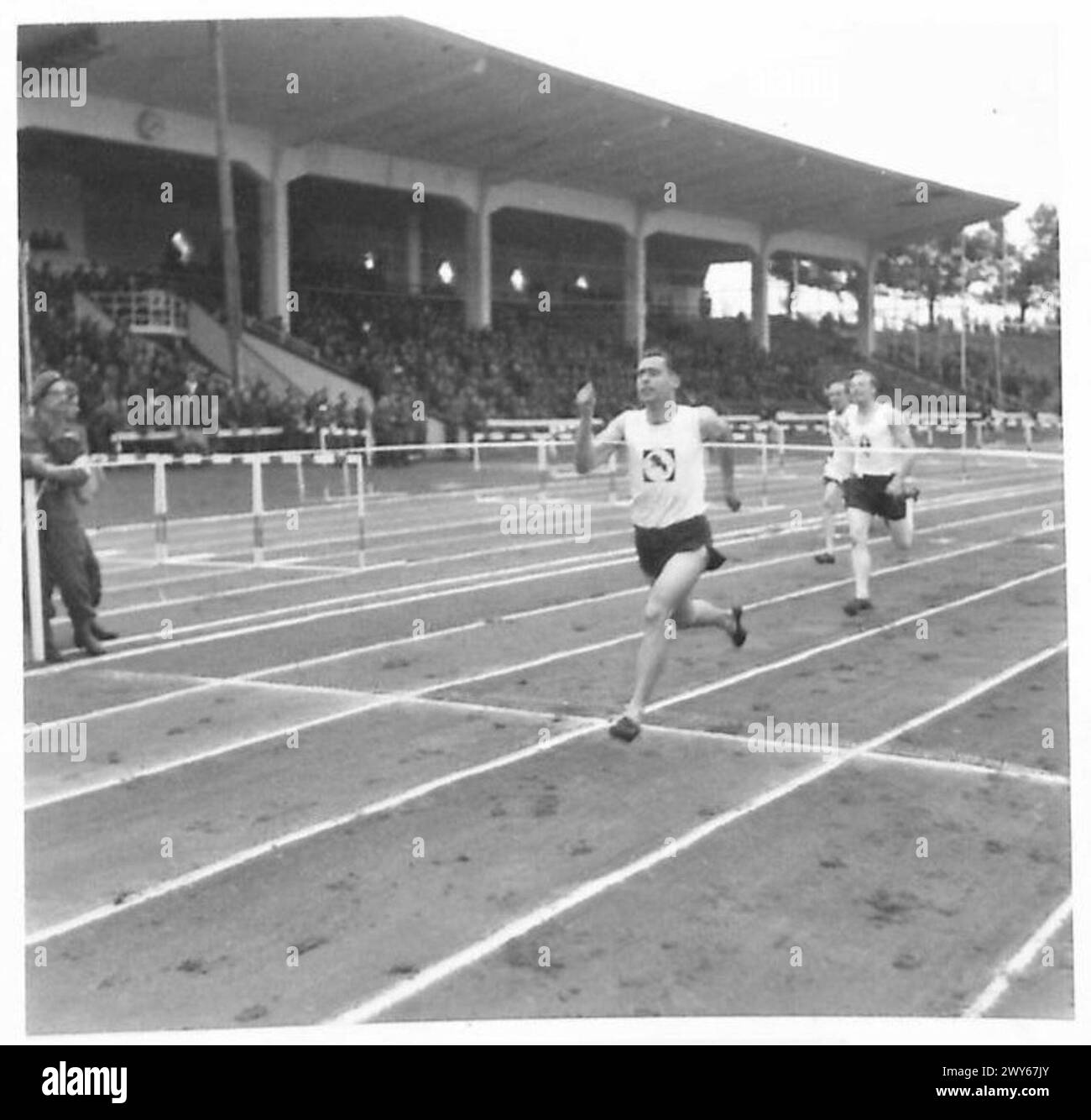 Die British Army of the Rhine Inter-Corps Athletic Championships beendeten die 200-Meter-Meisterschaft der Männer: Erster Gunner Taylor, zweiter Captain Hayes, dritter Lieutenant Curtis. Stockfoto