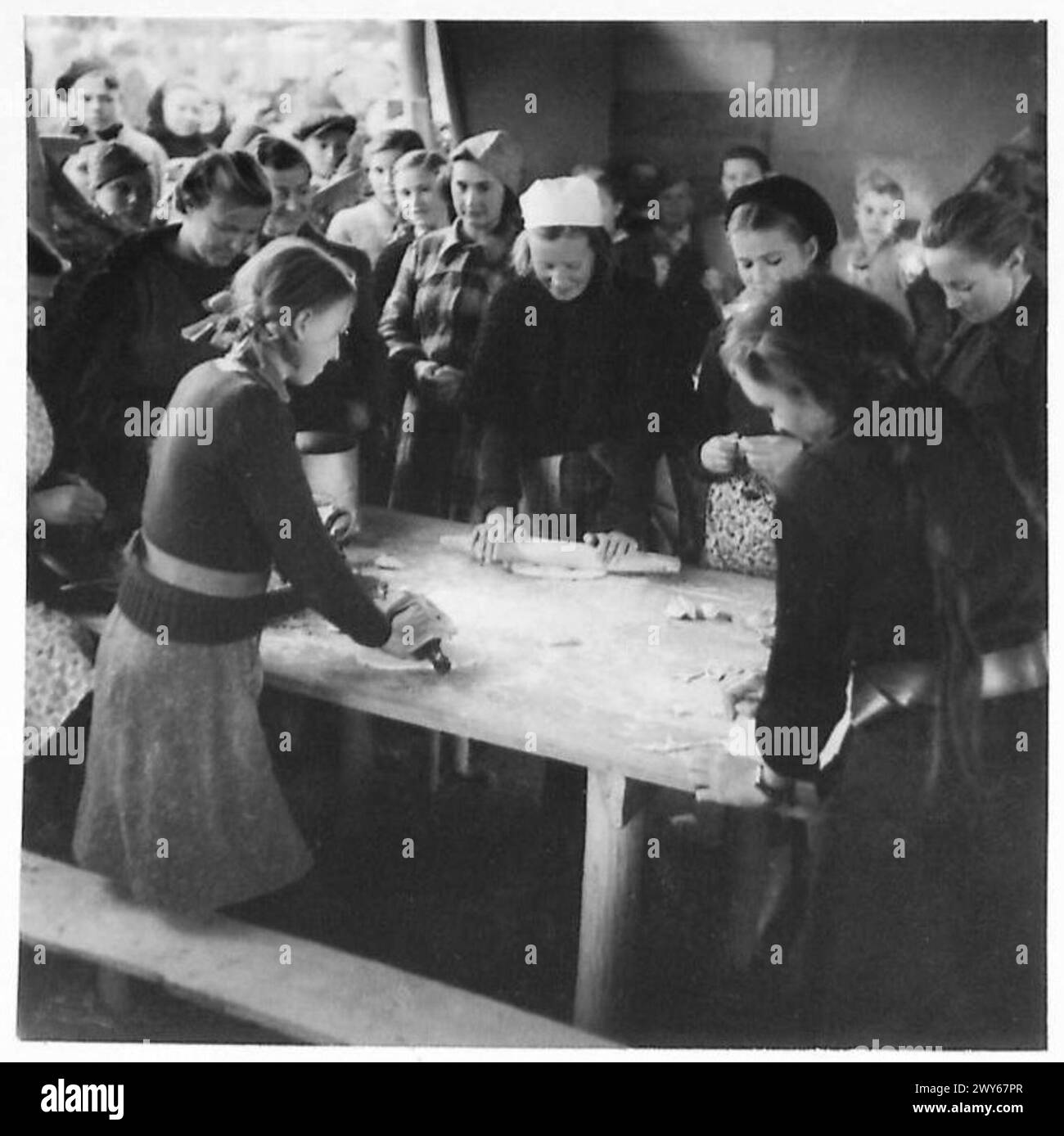POLNISCHE FLÜCHTLINGE IN PERSIEN, 1942-1945 - Eine Gruppe Mädchen bei einem Kochkurs in ihrem Lager in Teheran. In Teheran, Persien, gibt es zahlreiche polnische Flüchtlinge. Diese Bilder zeigen einige der Kinder über Weihnachten. Es handelt sich um Waisen, die 1939 von den Sowjets nach Sibirien deportiert und von der Sowjetunion nach Persien und Palästina evakuiert wurden. , Stockfoto