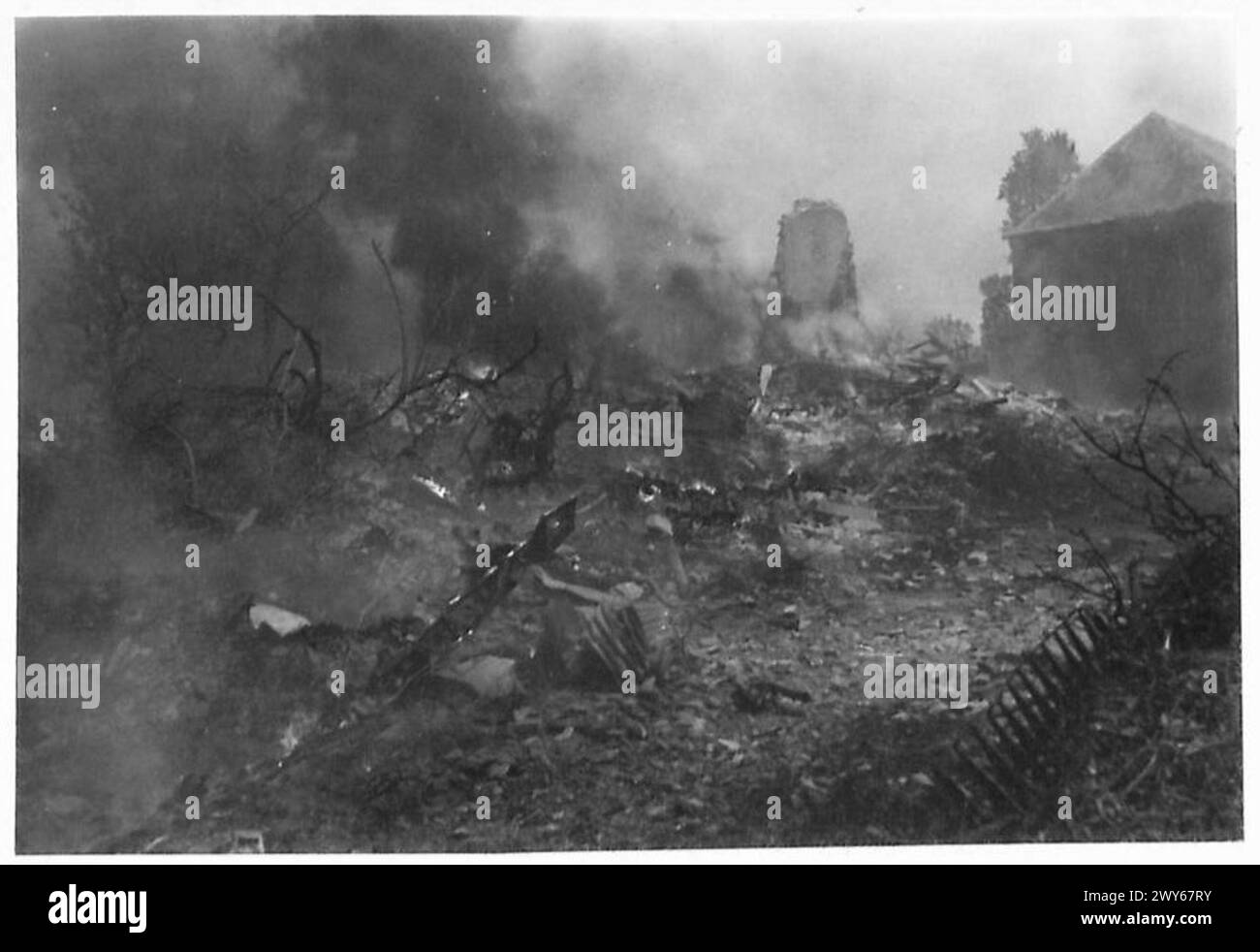 Ein Bomber stürzt in Cahagnolies ab und verursacht ein Feuer, das in der Umgebung erfasst wurde. Stockfoto