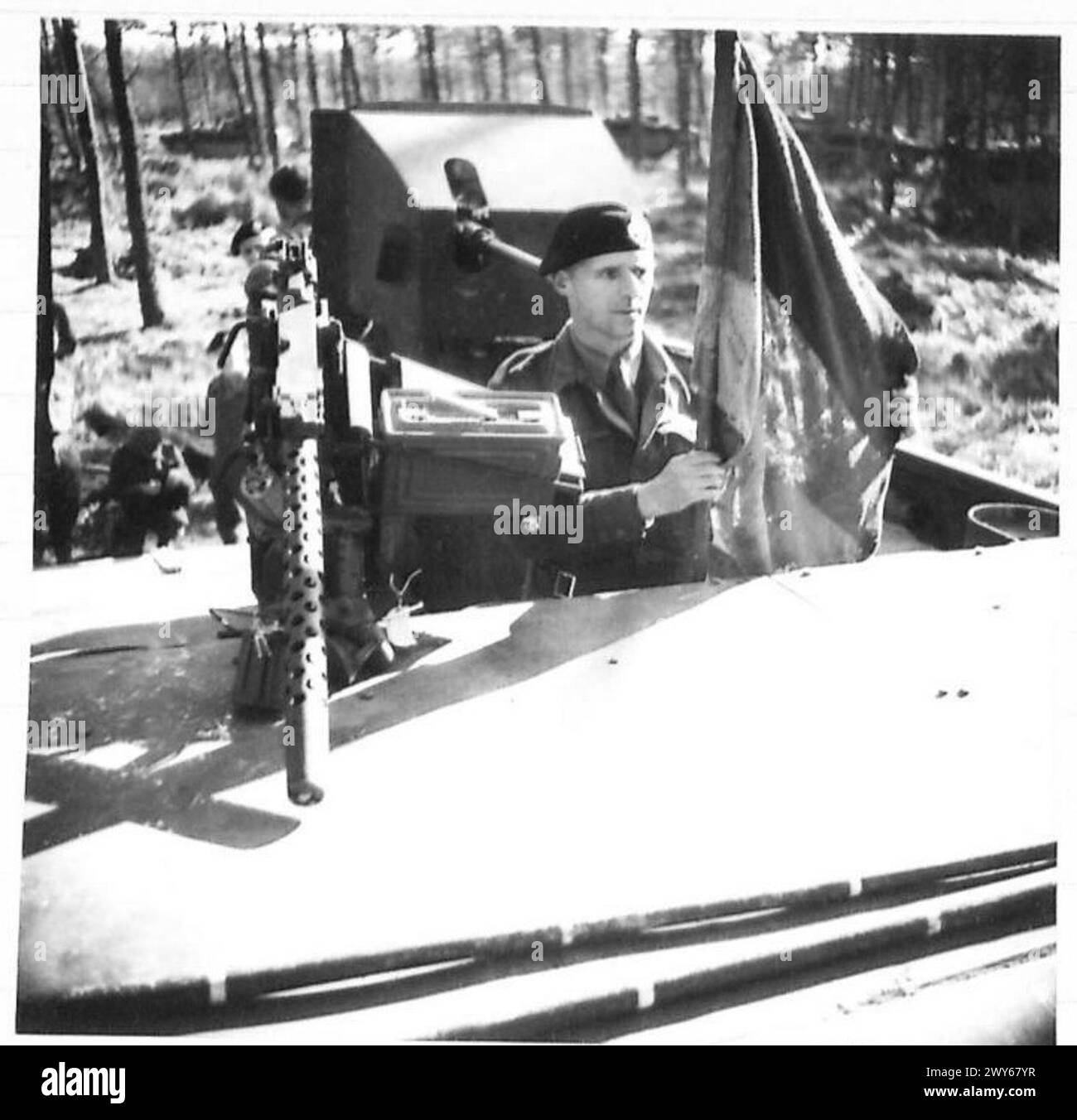 Regimentsfeldwebel Major Halstead von Rochdale sichert die britische Flagge auf einem Amphibienfahrzeug von Buffalo und bereitet sich auf die Überquerung des Rheins vor. Stockfoto