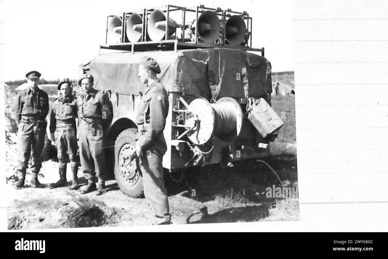 KZ BELSEN - der Fernseh-Van mit Beschallungsanlage. Britische Armee, 21. Armeegruppe Stockfoto