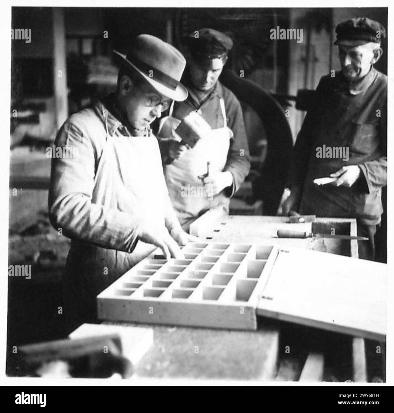 Deutsche Zivilisten arbeiten in Tischlerwerkstätten und produzieren unter Aufsicht der britischen Militärregierung Lieferungen. Stockfoto