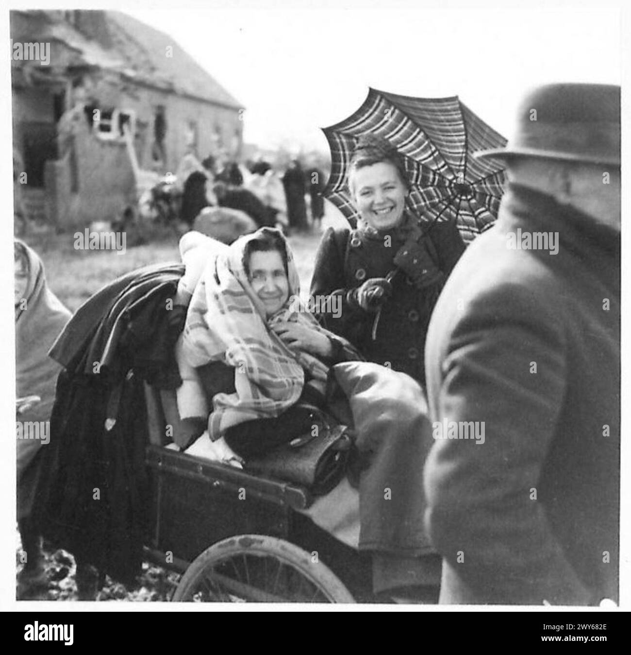 Ein Flüchtling erinnert sich an das Leben in Deutschland vor Hitler und bringt Erleichterung zum Ausdruck, dass er sicher ankommt, wie von der britischen Armee, 21. Armeegruppe, aufgezeichnet wurde. Stockfoto