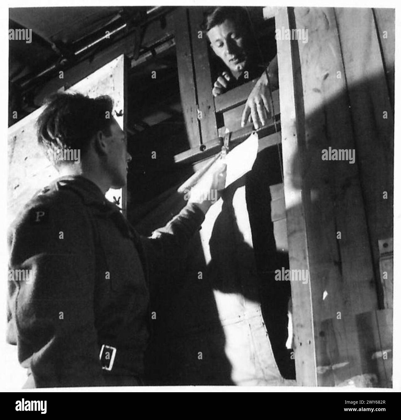 Ein Dokument oder eine Nachricht mit dem Codenamen Phantom wird dem Einsatzleiter Captain Beaumont übergeben, in dem die Kommunikations- und Kommandoverfahren veranschaulicht werden. Stockfoto