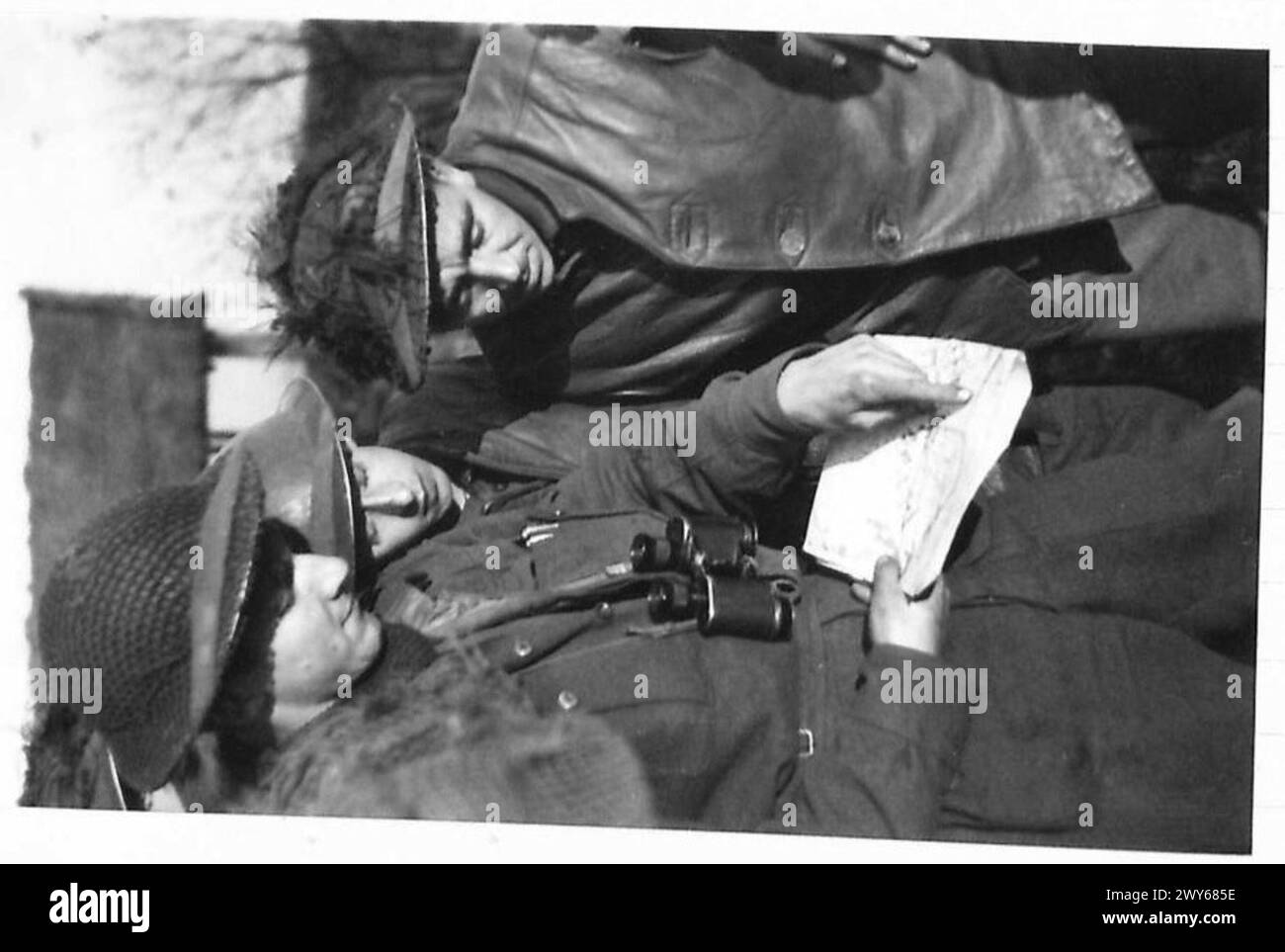 LT. S. Majury der britischen Armee zeigt seinen NCOs die Lage des Flusses Maas auf einer Karte während Operationen in Nordwesteuropa, 21. Armeegruppe. Stockfoto
