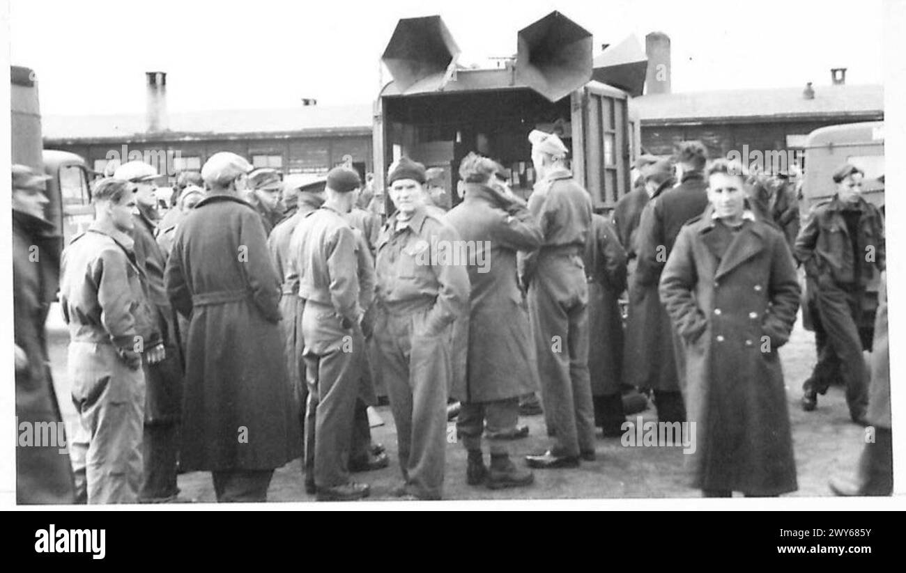 Ein Lautsprecherwagen im befreiten Wester Timke Gefangenenlager wird verwendet, um ehemaligen Kriegsgefangenen Anweisungen zu erteilen. Stockfoto