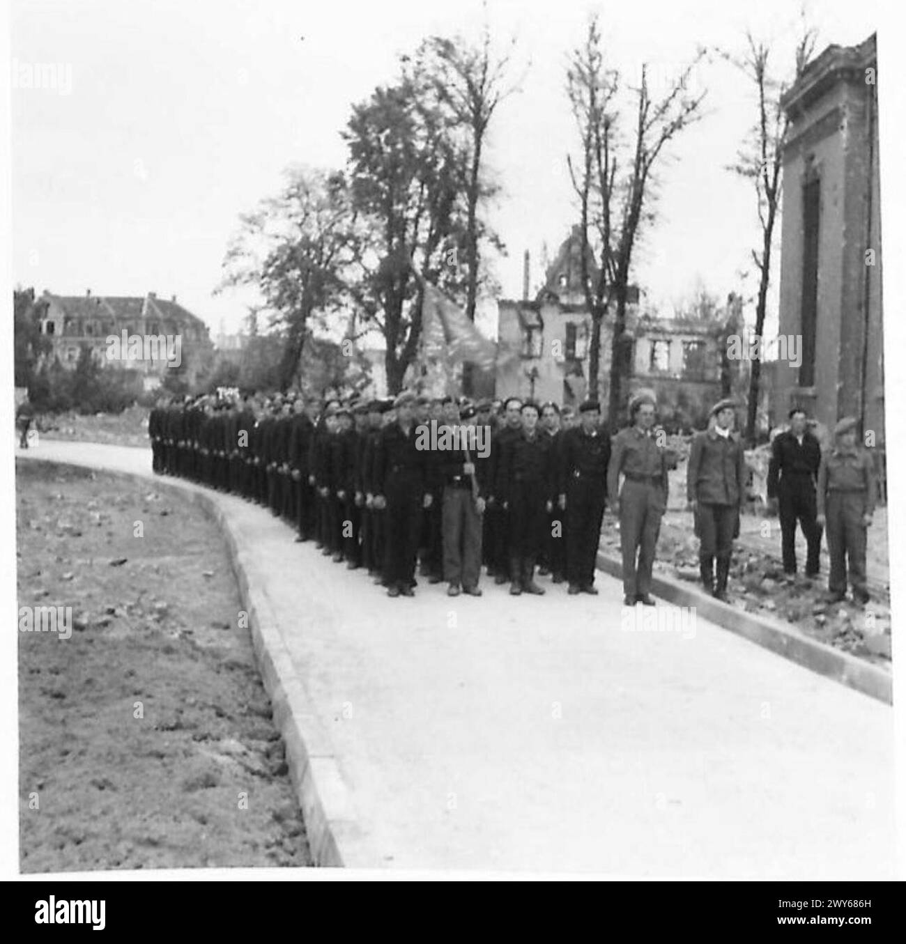 Ein russisches Kontingent trifft zur Eröffnungszeremonie der Tyne-Brücke über den Rhein ein, die sie zusammen mit den britischen Truppen der 21. Armeegruppe errichteten. Stockfoto