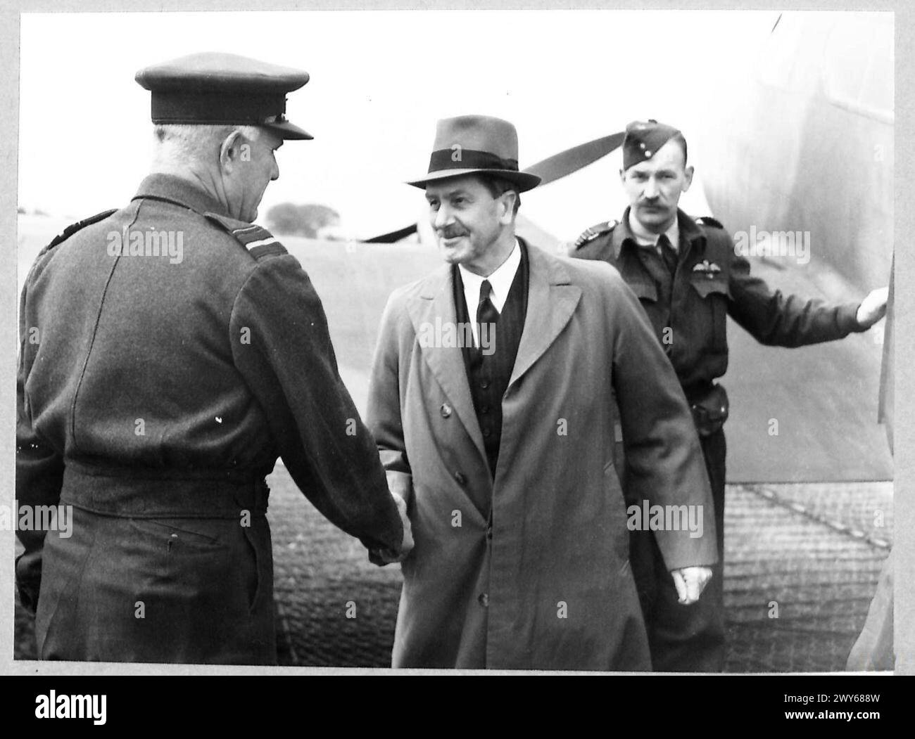 Die Royal Air Force (RAF) spielte eine entscheidende Rolle bei der Verteidigung des Vereinigten Königreichs während des Zweiten Weltkriegs, insbesondere während der Schlacht um Großbritannien von Juli bis Oktober 1940. Die RAF wehrte große Angriffe der deutschen Luftwaffe erfolgreich ab und war damit der erste große militärische Feldzug, der ausschließlich von Luftstreitkräften durchgeführt wurde. Dieser Sieg verzögerte und verzögerte die Operation Seelöwen, Deutschlands geplante Invasion Großbritanniens. Stockfoto