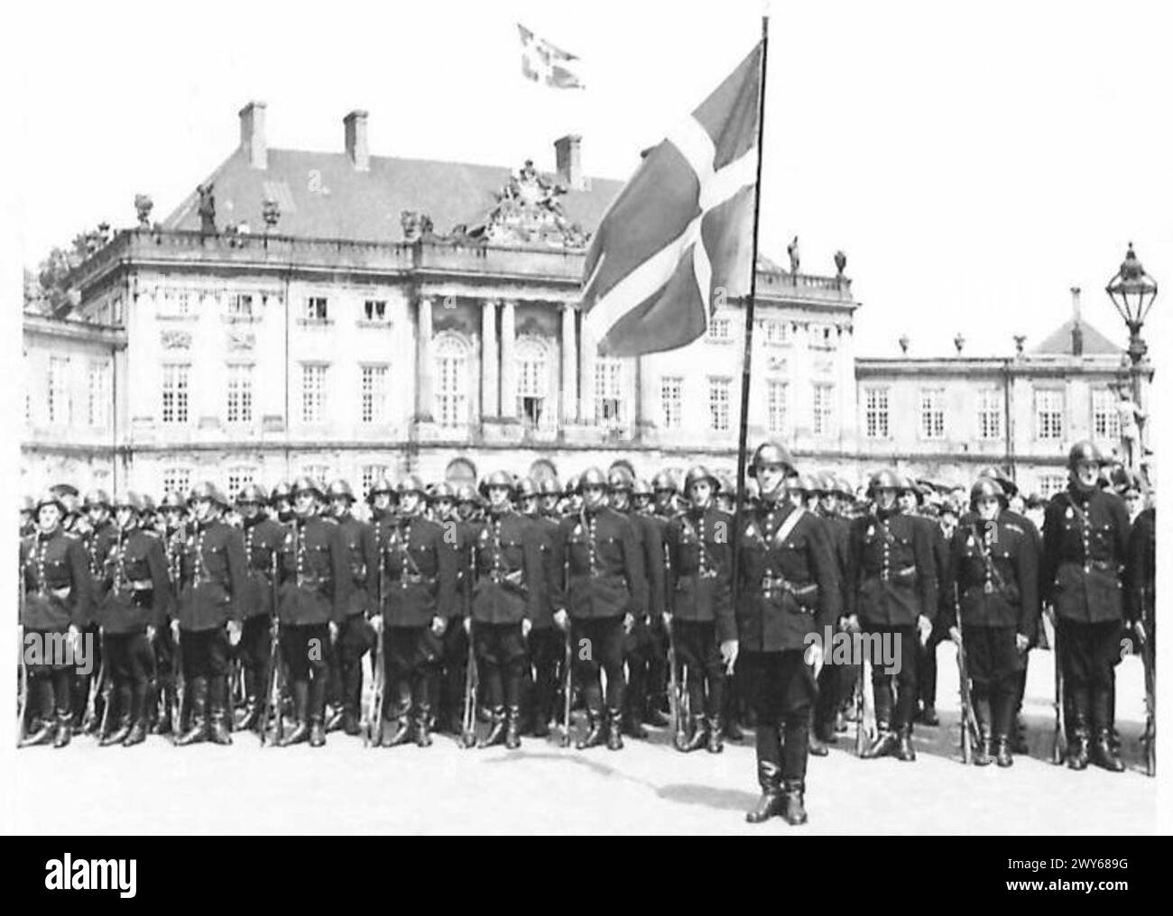 Die Kopenhagener Schlosswache übernimmt die Verantwortung der Stadtpolizei und hält die Sicherheits- und Zeremonialaufgaben in der Stadt aufrecht. Stockfoto