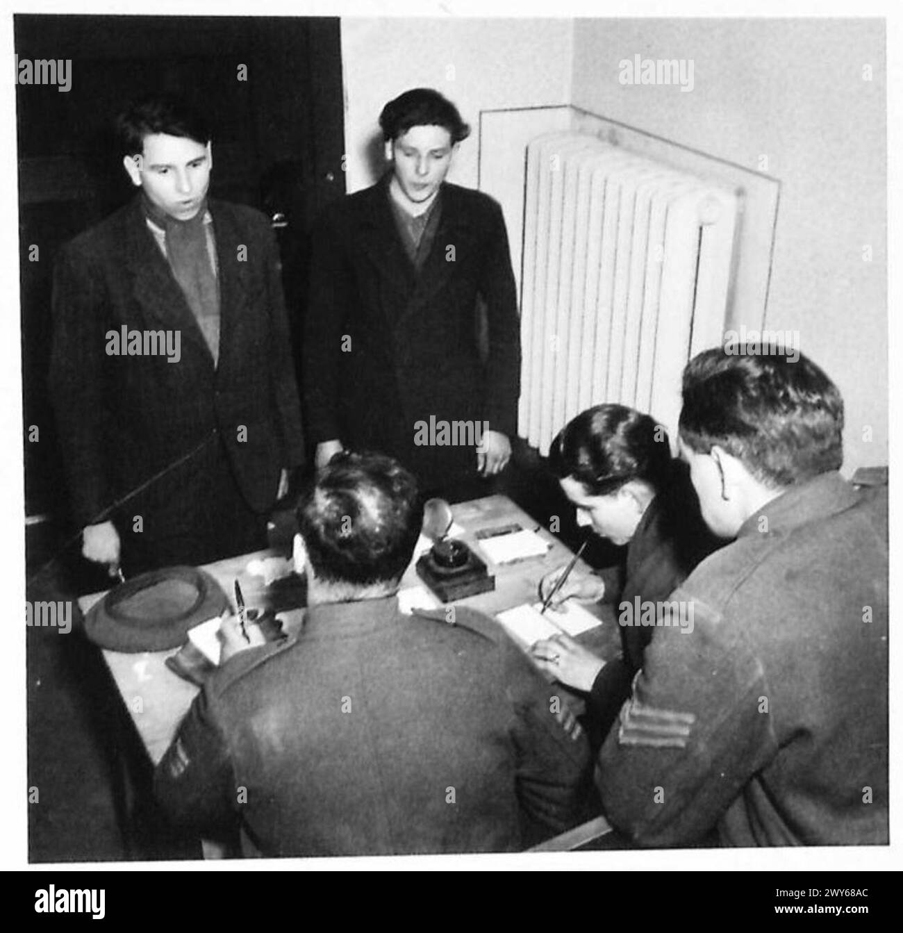 Mitglieder der Field Security Section verhörten Flüchtlinge und überprüften alle Menschen, die durch die Lager kamen, um die Infiltration der Nazis zu verhindern. Sie demonstrierten die Regierungsführung der britischen Armee und die Kontrolle der Zivilbevölkerung unter Militärverwaltung. Stockfoto
