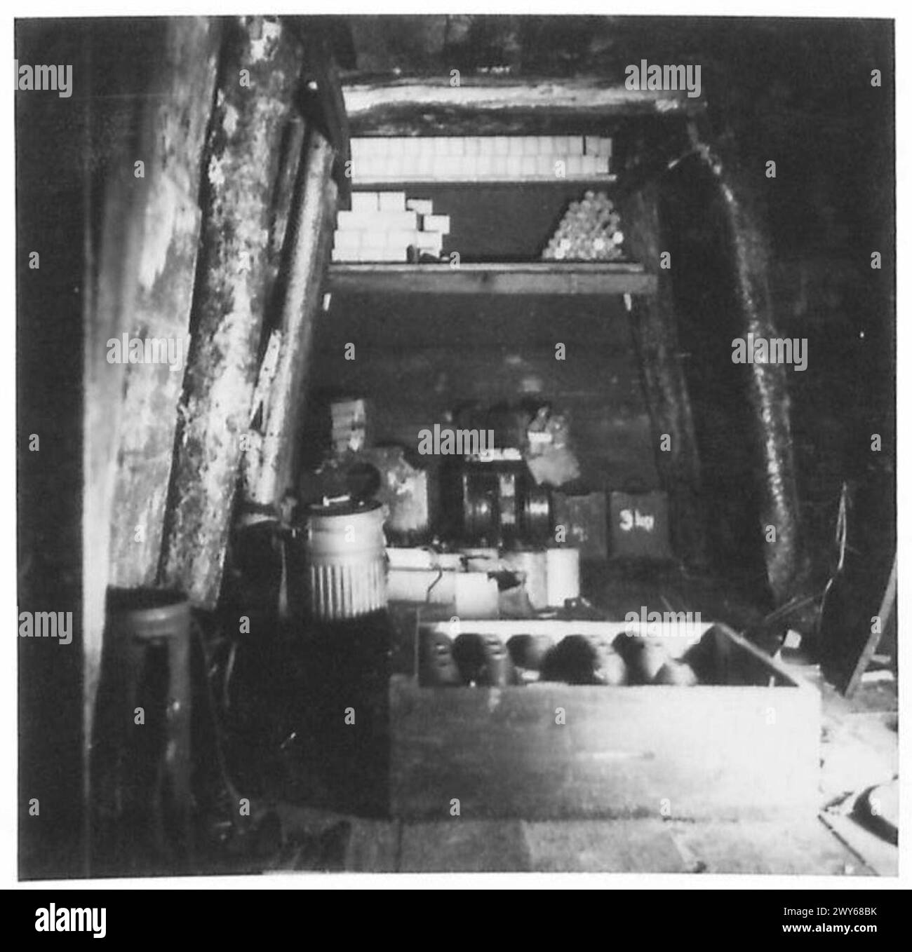 Im Inneren eines versteckten deutschen Munitionsbunkers, der den unterirdischen Lageraufbau zeigt, der von der britischen Armee 21st Army Group dokumentiert wurde. Stockfoto