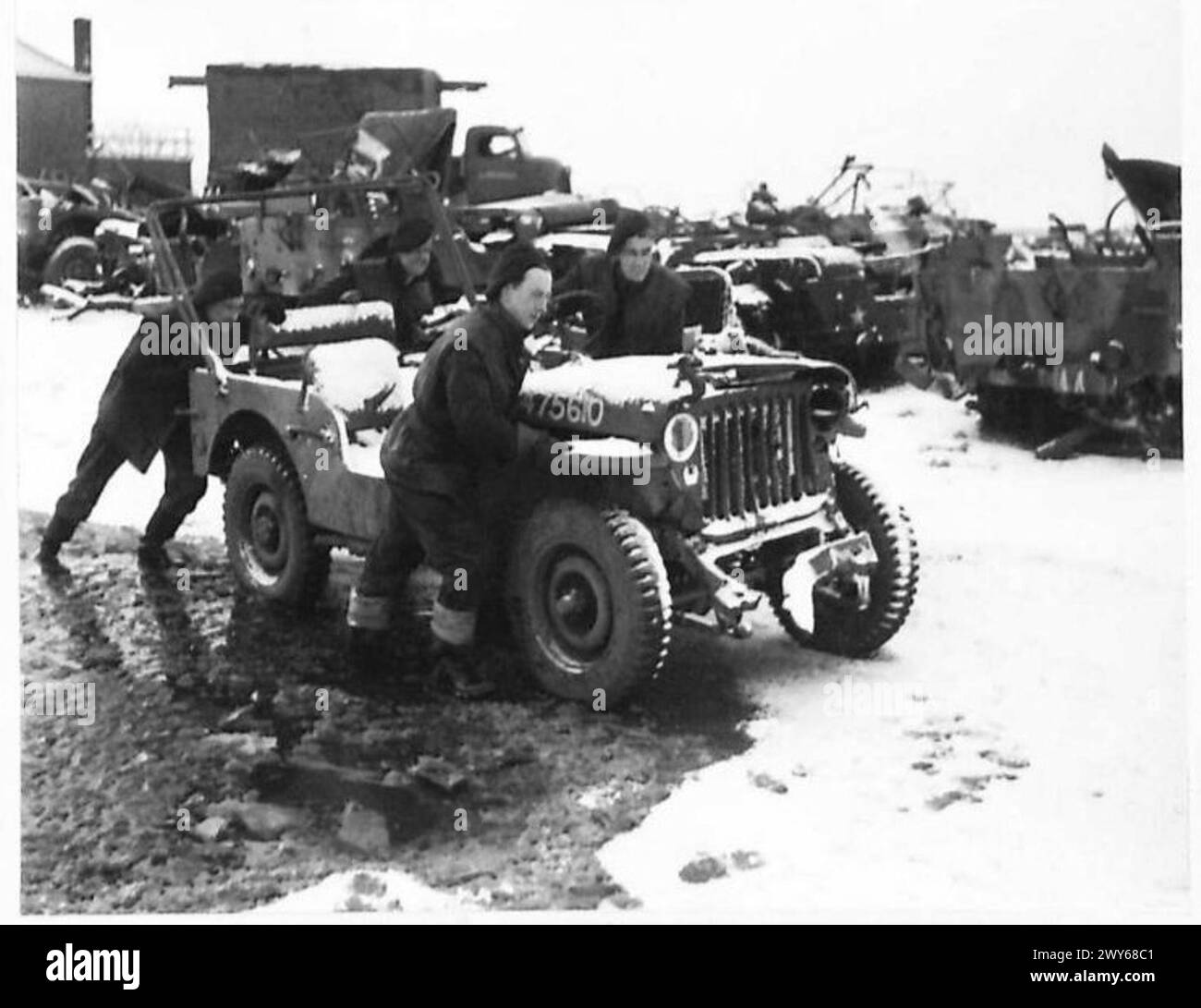 Ein Jeep wird unter Aufsicht der 21. Armee über eine Abbaubucht geschoben, wo er recycelt oder repariert werden kann. Stockfoto