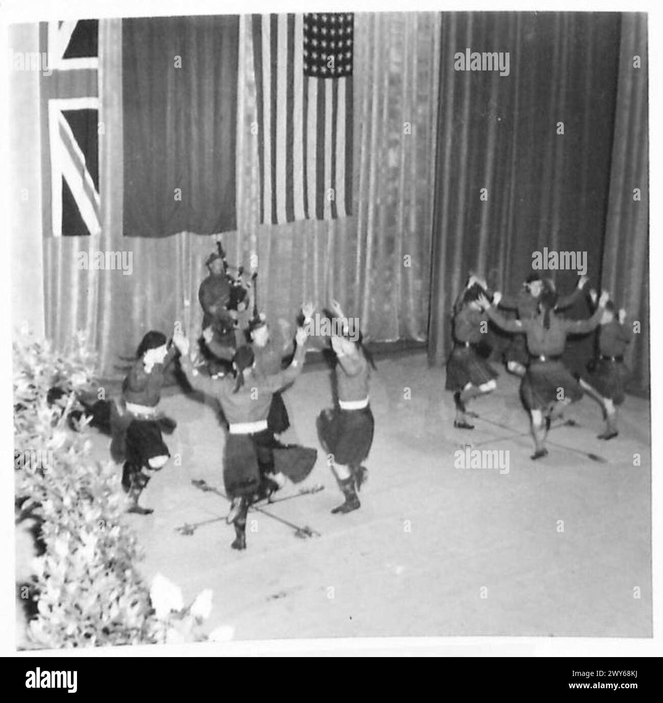 HAMBURG ENTERTAINMENTS - Truppen der 51. Highland Division tanzen den Foursome Schwerttanz im Garrison Theatre, Hamburg. Britische Armee, 21. Armeegruppe Stockfoto