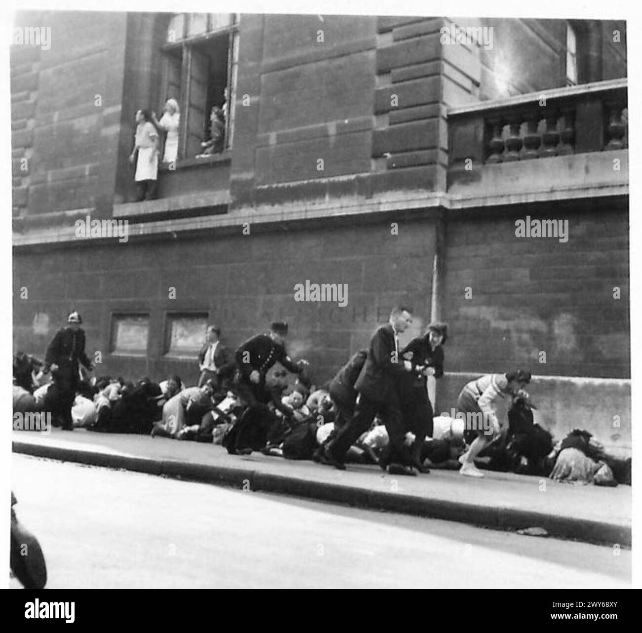 General de Gaulle kam bei Notre Dame an, als deutsche Scharfschützen das Feuer eröffneten; Pariser flohen, aber der General und sein Stab blieben unverletzt. Stockfoto