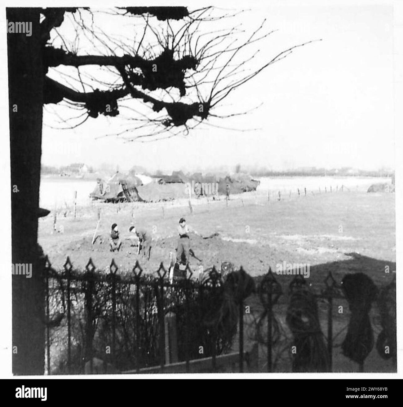 Getarnte Buffalos, amphibische Angriffsboote, werden von britischen Armeeeinheiten der 21. Armeegruppe geparkt und für die Rheinschlacht vorbereitet. Stockfoto