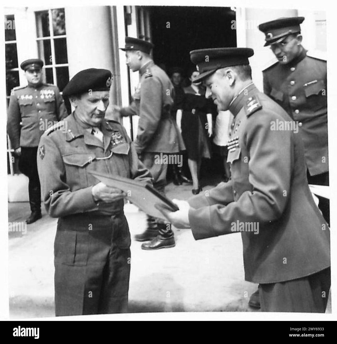 FELDMARSCHALL MONTGOMERY BESUCHT MARSCHALL ROKOSSOVSKY IN SEINEM HAUPTQUARTIER - Feldmarschall Montgomery und Marschall Rokossovsky. Britische Armee, 21. Armeegruppe Stockfoto