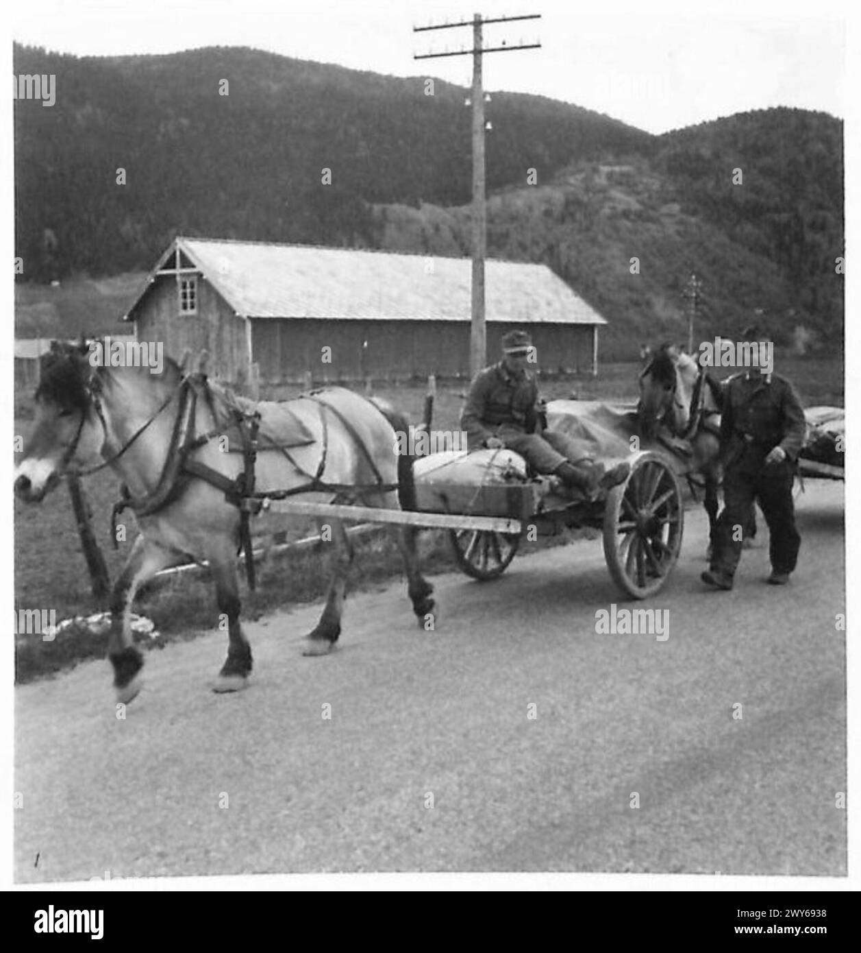 SZENEN IN NORWEGEN: Deutsche Truppen evakuieren Trondhiem mit Pferden und Wagen. Britische Armee, 21. Armeegruppe Stockfoto