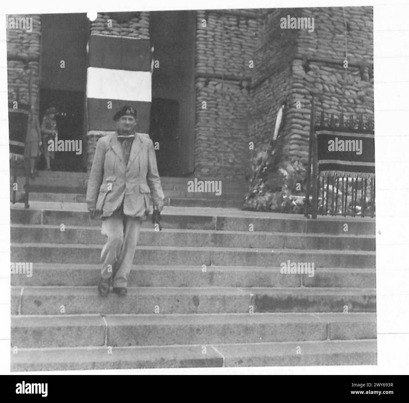 Feldmarschall Montgomery verlässt die Kathedrale von Amiens nach einem Besuch der britischen Truppen während des Vormarsches nach Norden, der 21. Armeegruppe, des Zweiten Weltkriegs Stockfoto