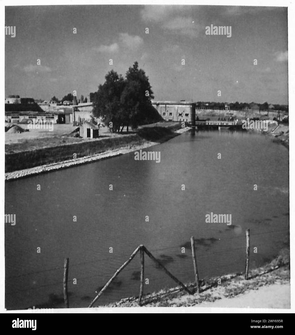 Das deutsche Gefangenenlager Breendonck ist mit einem breiten Graben rund um die Anlage gezeigt, der die Verteidigungsanlage und die Sicherheitsmaßnahmen veranschaulicht. Stockfoto