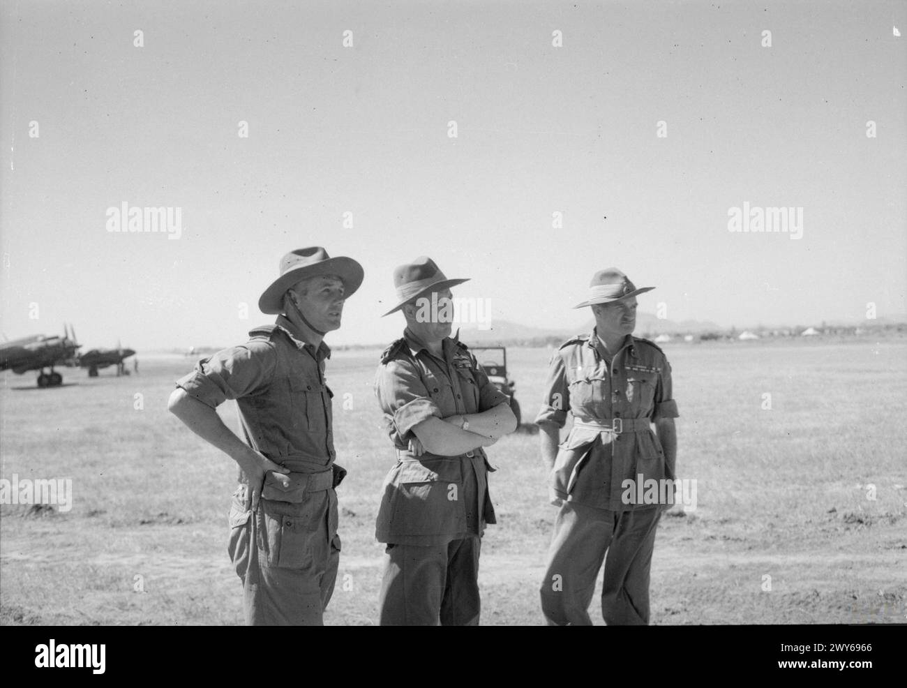Air Vice Marshal S.F. Vincent beobachtet, wie Hawker Hurricanes aus Sadaung, Burma, während der RAF-Abwehroperationen gegen japanische Stellungen im Vormarsch auf Mandalay starten, begleitet von Generalleutnant Sir William Slim und Group Captain D.O. Finlay, 1941–1945. Stockfoto