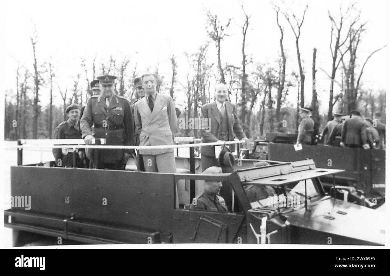 Feldmarschall Sir Henry Maitland Wilson, Anthony Eden und Attlee nehmen an der British Victory Parade in Berlin teil, die von der British Army 21st Army Group dokumentiert wurde. Stockfoto