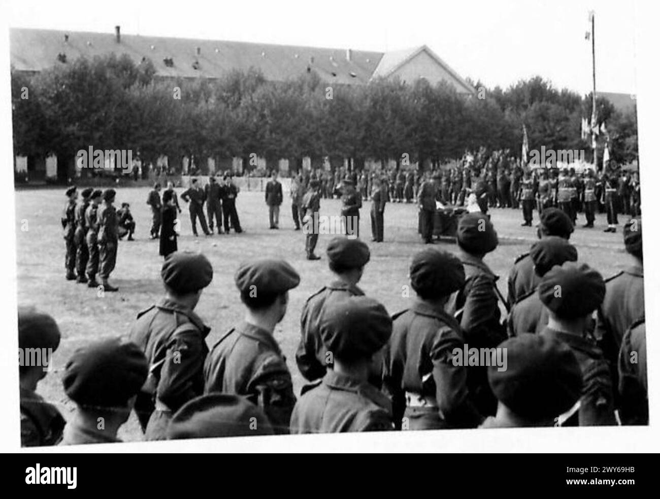 Brigadier J.M. Calvert, DSO, übergibt offiziell das Kommando über das 3. Und 4. Bataillon der französischen SAS an General Bonjour während einer zeremoniellen Parade, die von der britischen Armee, der 21. Armeegruppe, beobachtet wird. Stockfoto