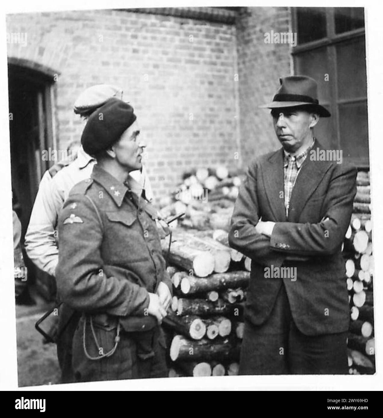 Leutnant Cow Quist, ein norwegischer Mitarbeiter, wird im ehemaligen Gestapo-Hauptquartier in Hamar gefangen gehalten. Britische Armee, 21. Armeegruppe. Stockfoto