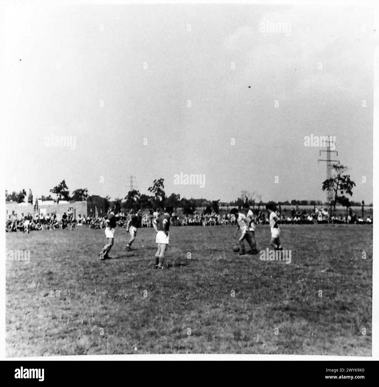 Italienische Vertriebene nehmen an einem Fußballspiel gegen eine andere Vertriebene-Camp-Mannschaft teil. Das Team bleibt während dieser Freizeitaktivität ungeschlagen. Stockfoto