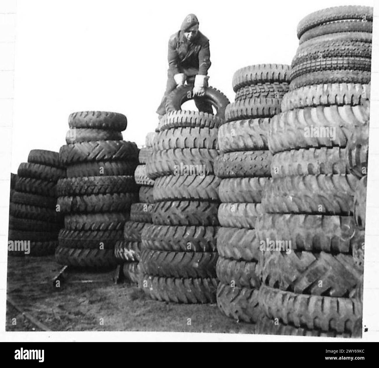 Die Reifen am Fahrweg der 2. Armee werden nach Grad und Größe sortiert, um sie unter der Leitung der British Army, 21st Army Group, zu reparieren und neu auszugeben. Stockfoto