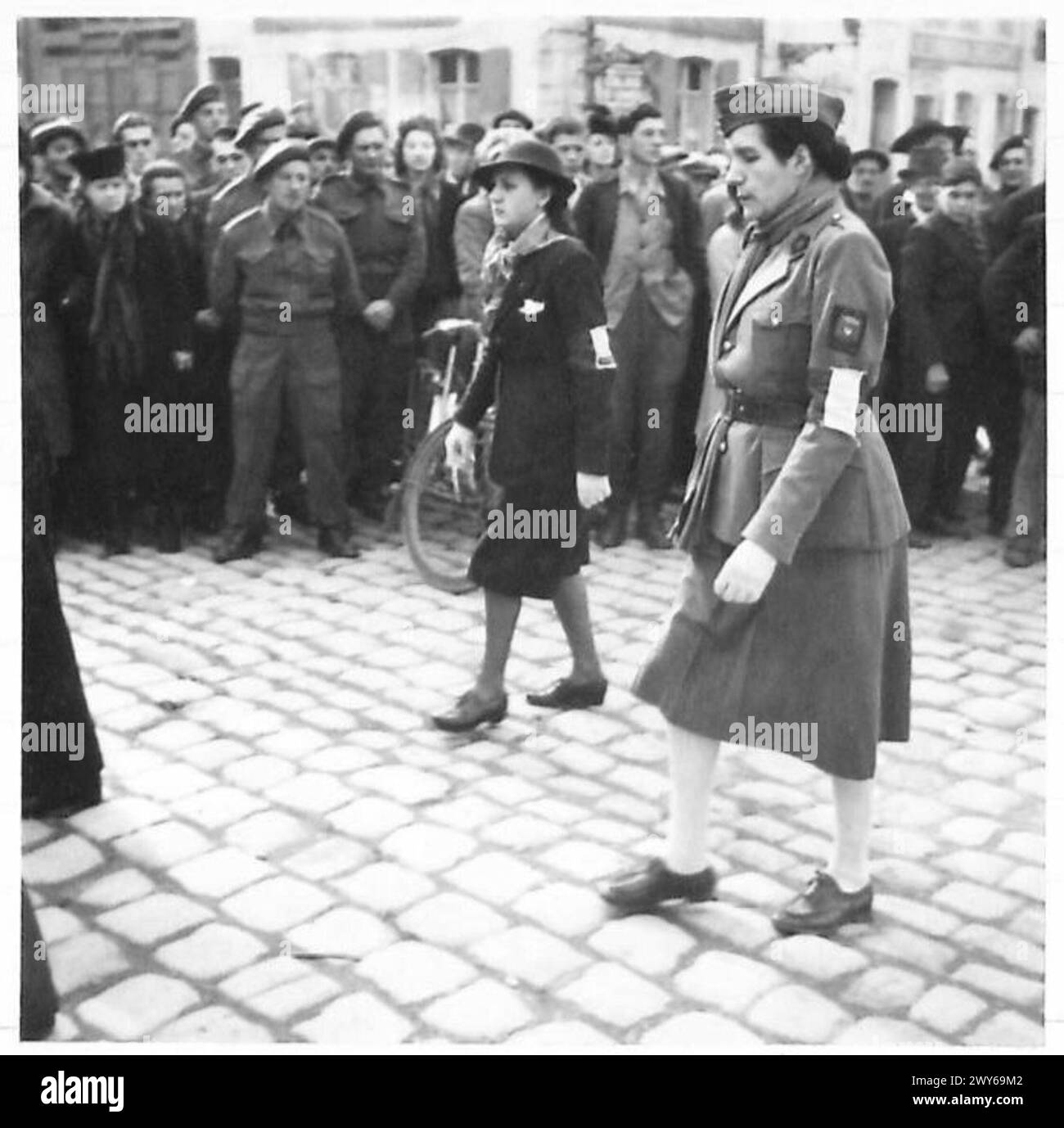 Der Bürgermeister von Boulogne nimmt an seiner ersten öffentlichen Zeremonie mit einer historischen Prozession Teil, an der Sabine Canu und eine andere Frau anwesend sind. Stockfoto
