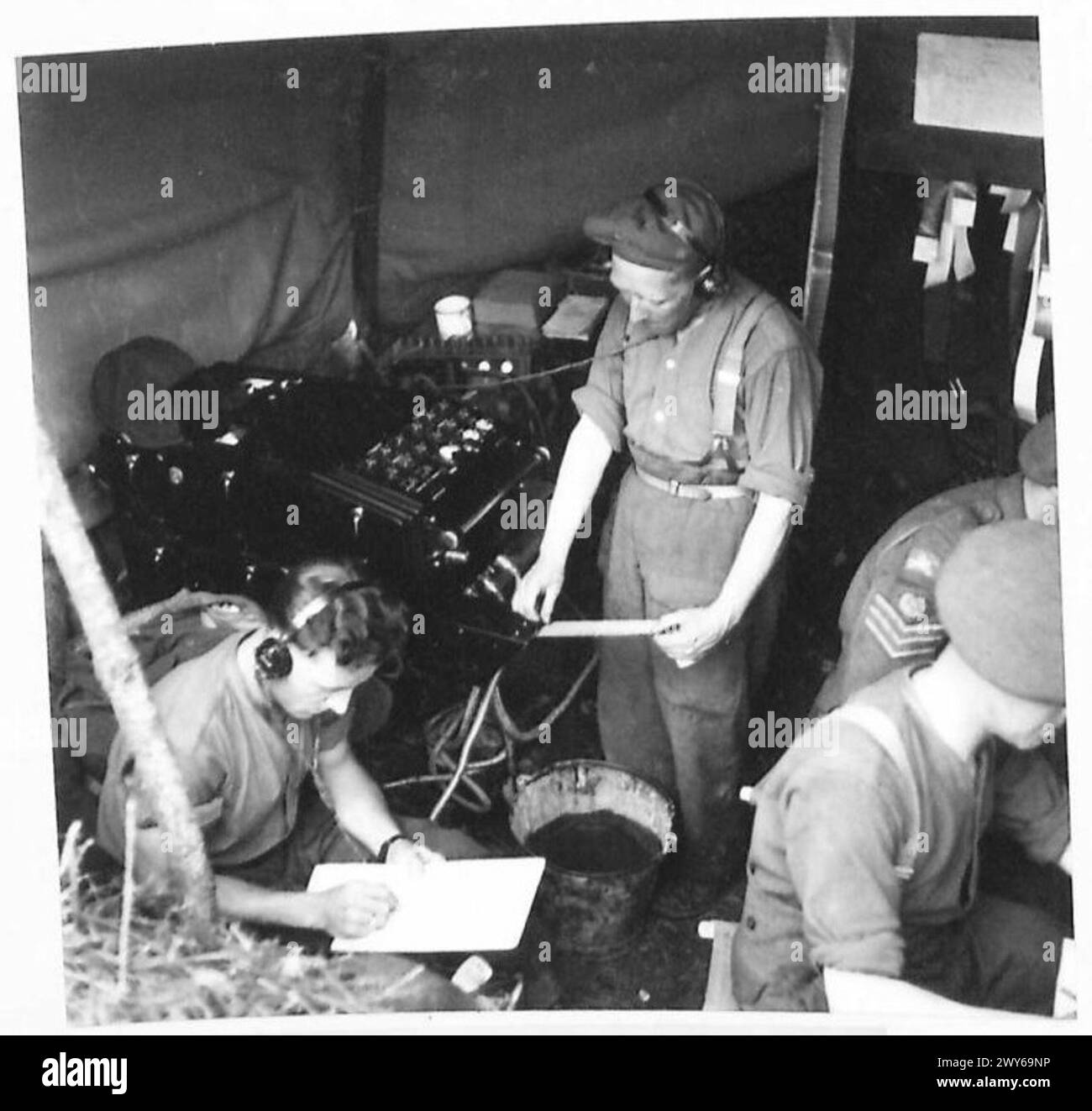 Ein Bediener des Hauptquartiers der Royal Artillery entfernt einen Streifen Fotopapier aus dem Rekorder, der Mikrofonimpulse von feindlichen Schüssen während Operationen des 8. Korps zeigt. Stockfoto