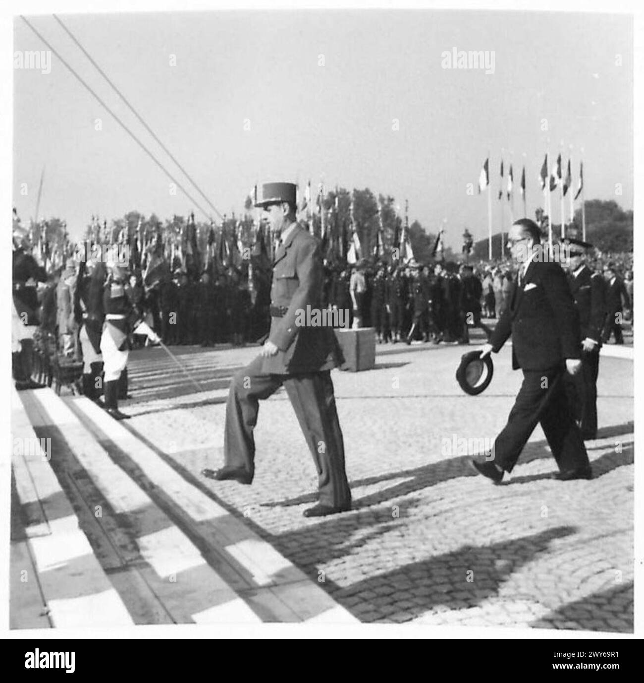 General de Gaulle kommt während einer Parade am Place de la Concorde in Paris an, die die Feierlichkeiten nach der Befreiung mit der Anwesenheit der britischen Armee, der 21. Armeegruppe, feiert. Stockfoto