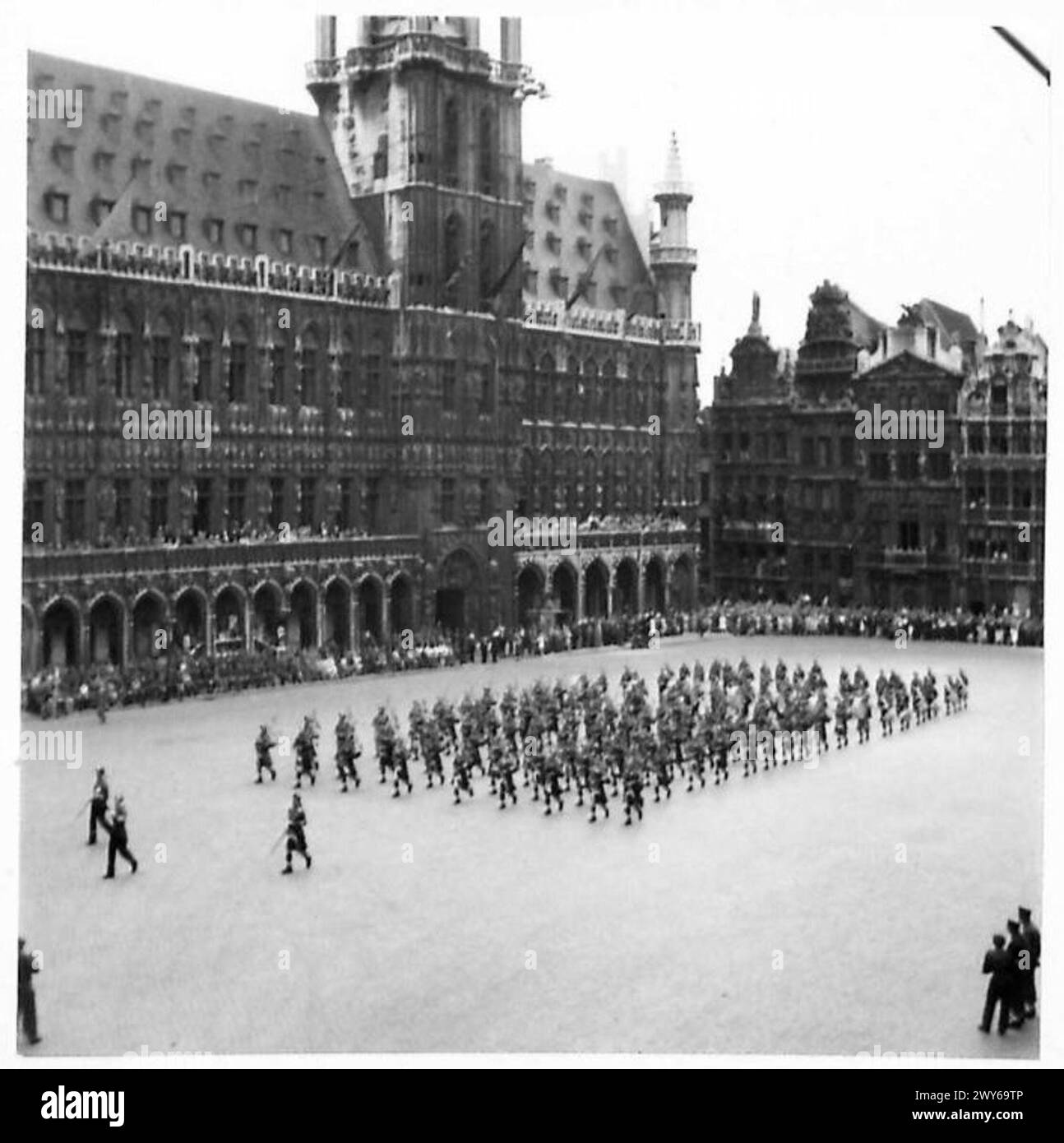 PFEIFENBAND IN BRÜSSEL - Allgemeine Ansicht der Band und des Hotels de Ville. Britische Armee, 21. Armeegruppe Stockfoto