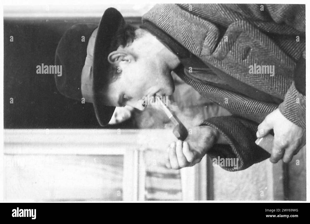 Charakterstudien an deutschen Zivilisten unter britischer Militärregierung zeigen zivile Interaktionen, Kontrolle und Beobachtung durch Personal der 21. Armee-Gruppe nach der Befreiung. Stockfoto